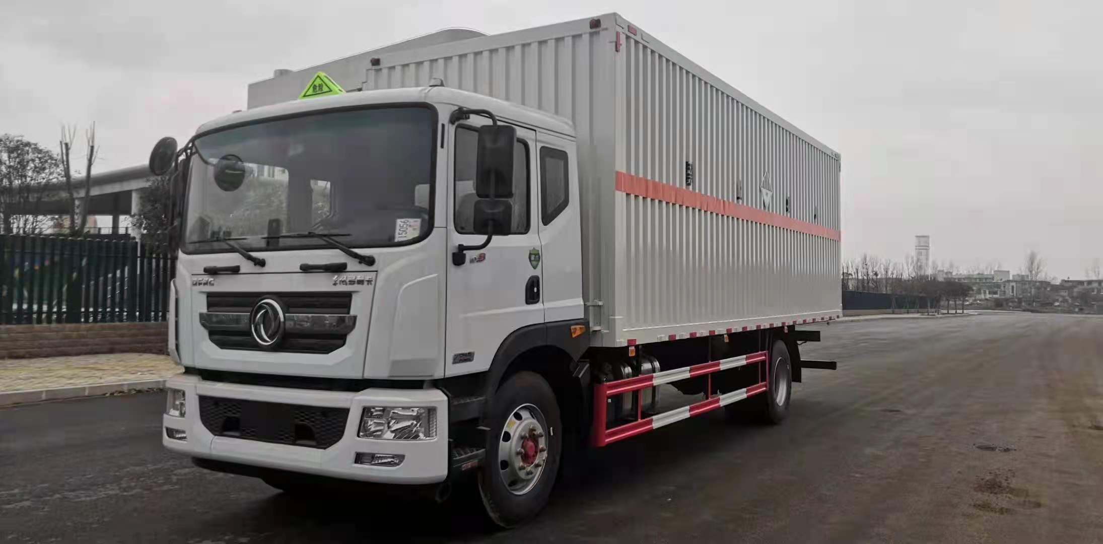 东风D9瓦楞板杂项国六危险品车
