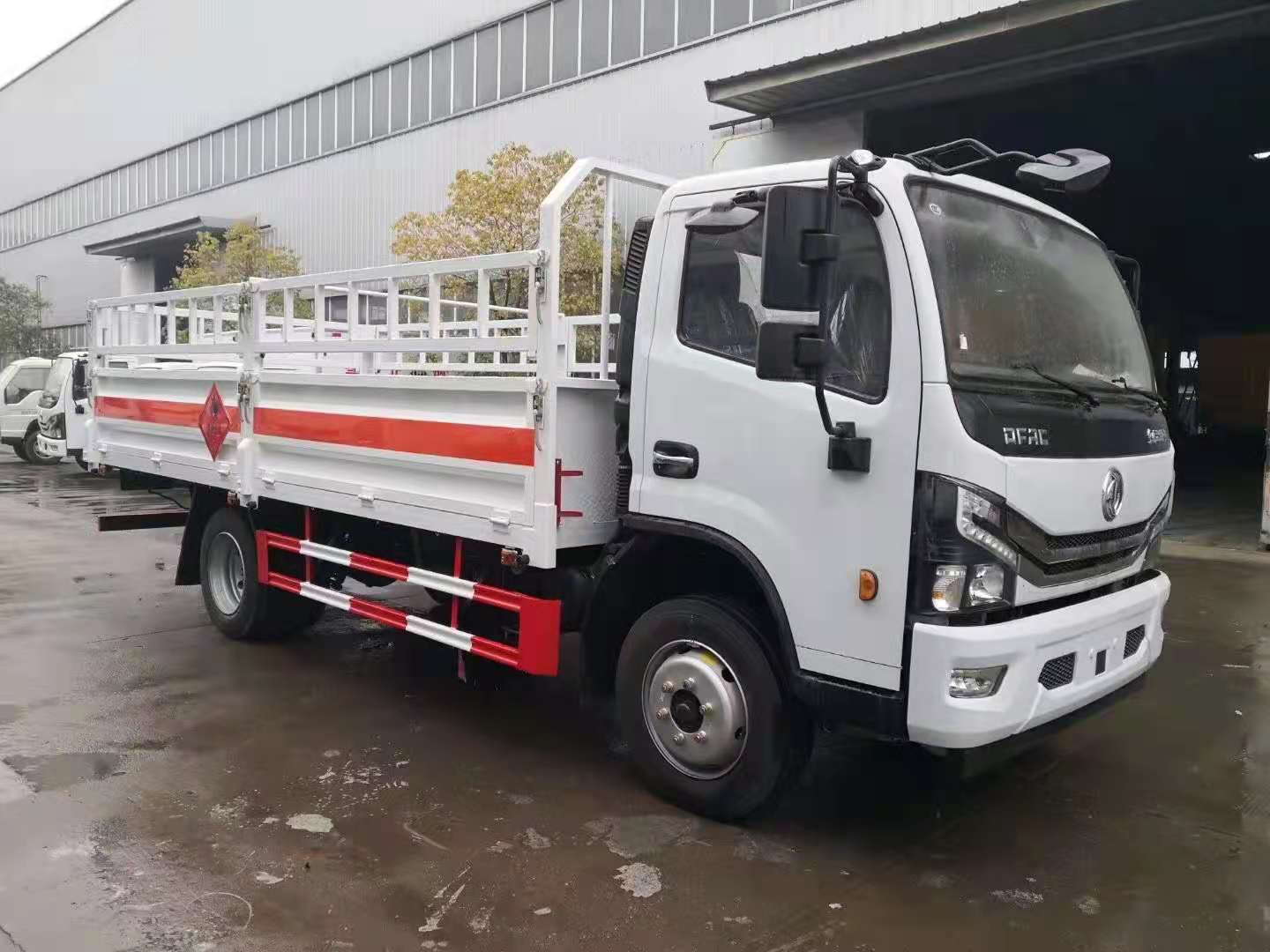 国六东风大多利卡带液压尾板气瓶运输车