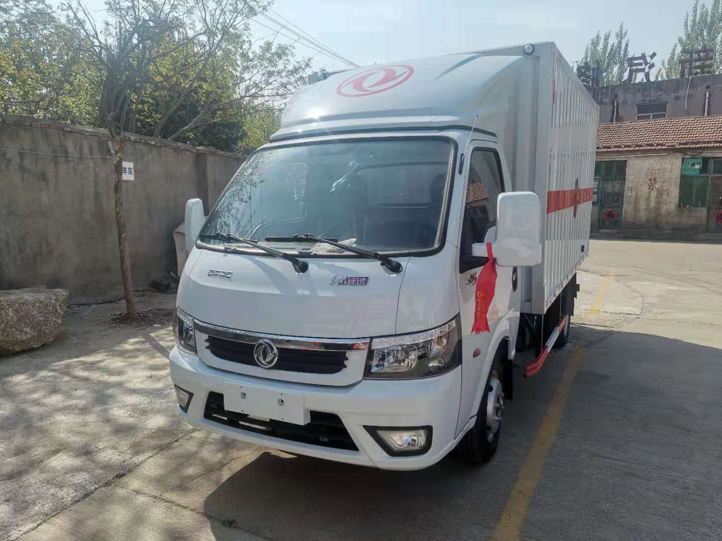 东风途逸国六柴油瓦楞板危险品车
