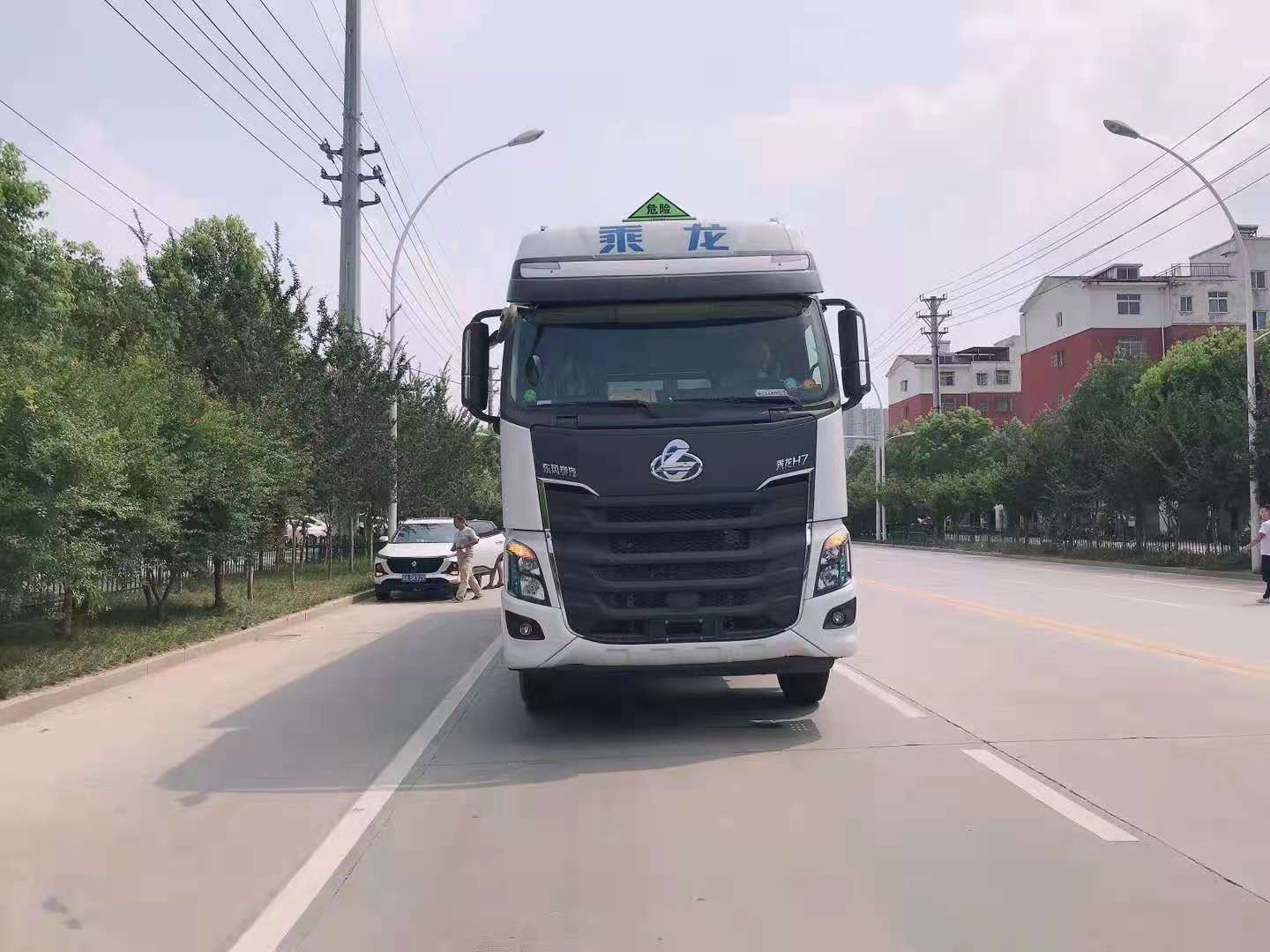 柳汽四轴9.4米高顶双卧危货厢式车