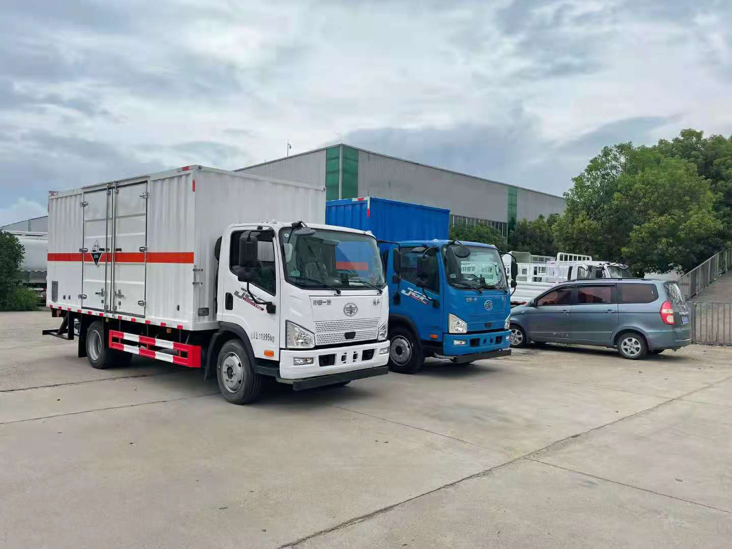 河北李总订购的解放5米1国六瓦楞板危险品车发车