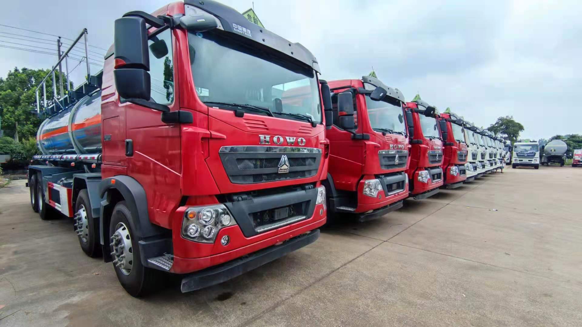 重汽豪沃前四后八国六腐蚀品罐式运输车