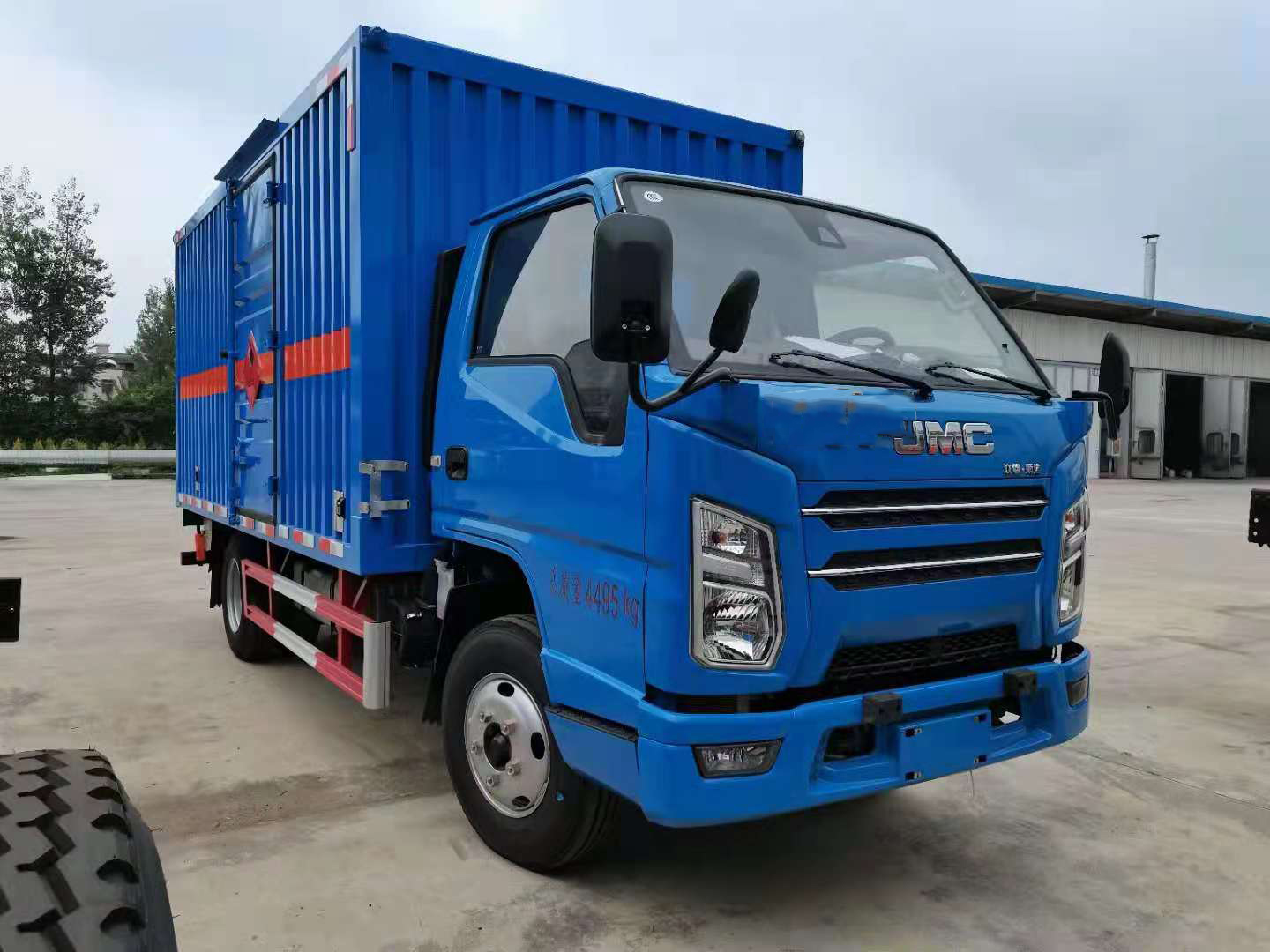 江铃国六新规蓝色带液压尾板危险品车