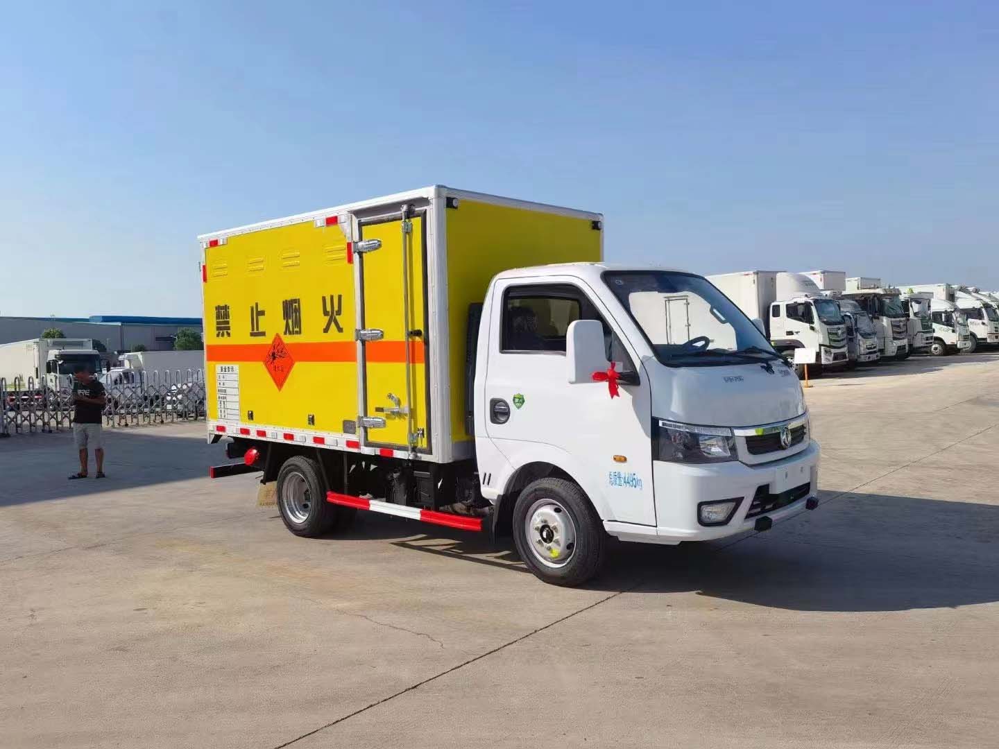 东风途逸国六前开侧门带防爆罐危险品车