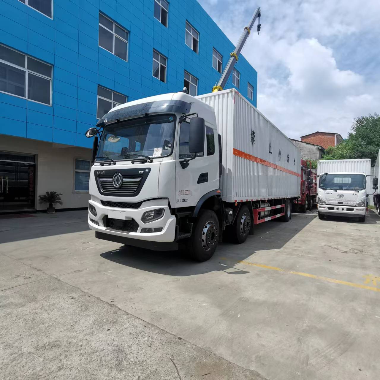 东风天锦三轴翼展瓦楞板危险品车