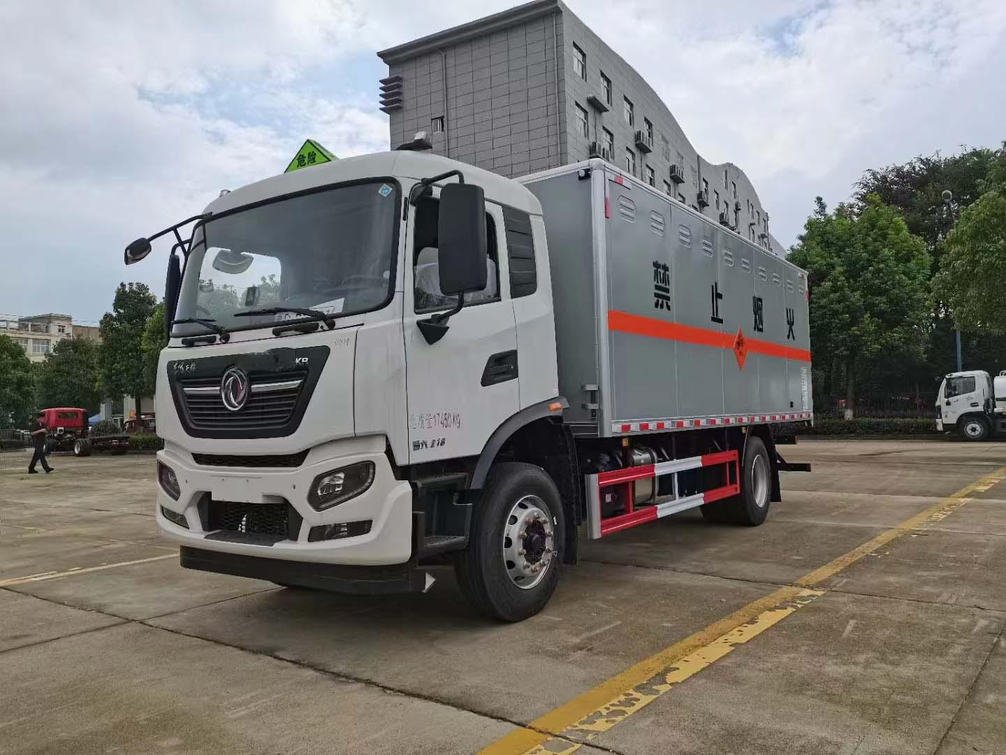 东风天锦KR国六平顶危化品车