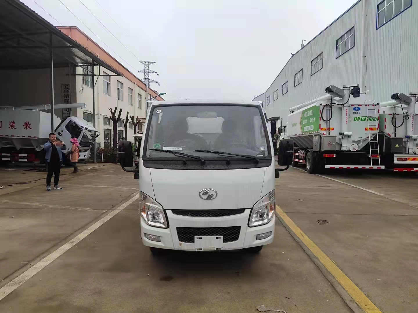 跃进汽油国六矮箱体危险品车