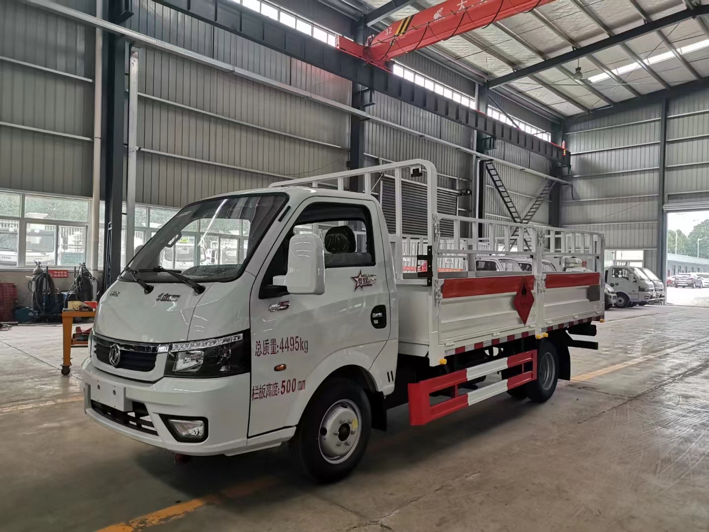 小型带尾板气瓶车——东风途逸3米8危货车