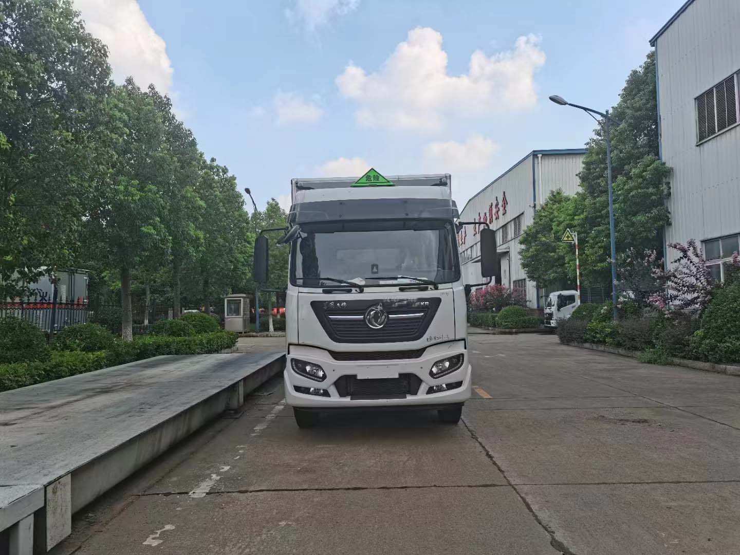 东风天锦KR高顶双卧国六危险品车
