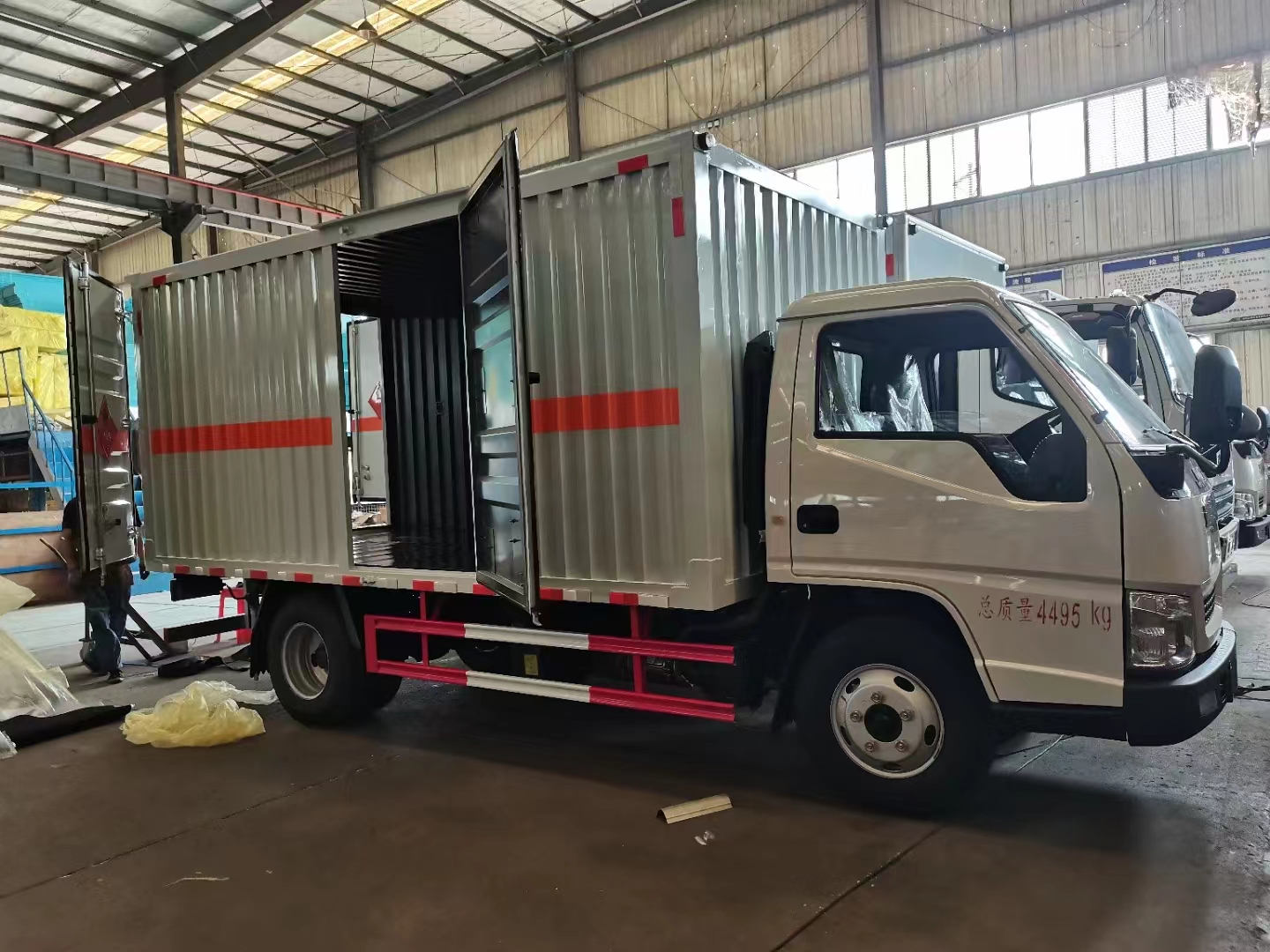 江铃国六单侧门瓦楞板危险品车