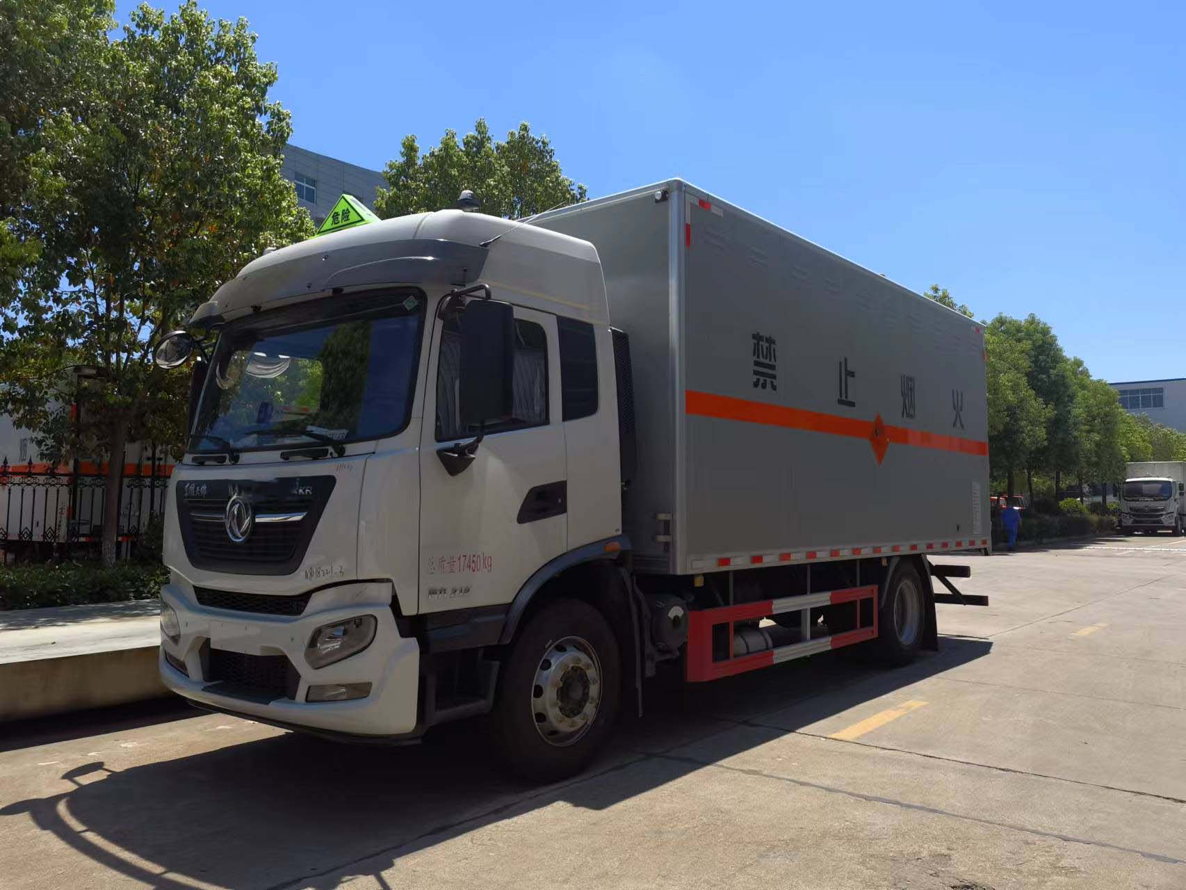 东风天锦国六KR高顶双卧危险品车