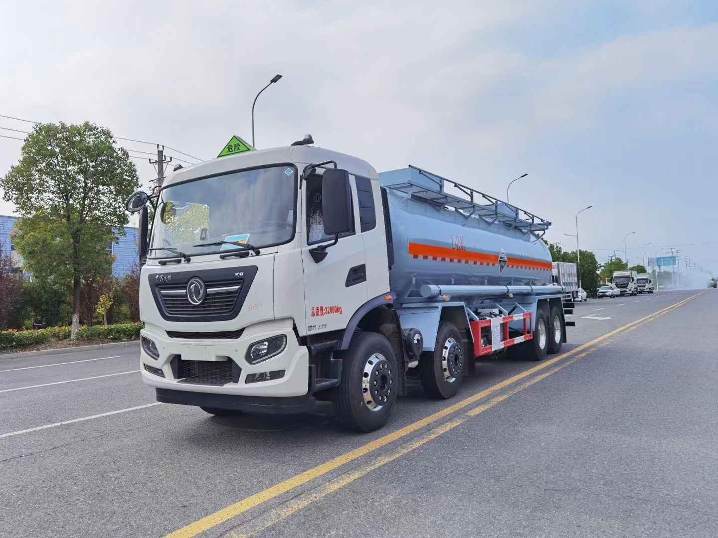 东风天锦8x4腐蚀性物品罐式运输车