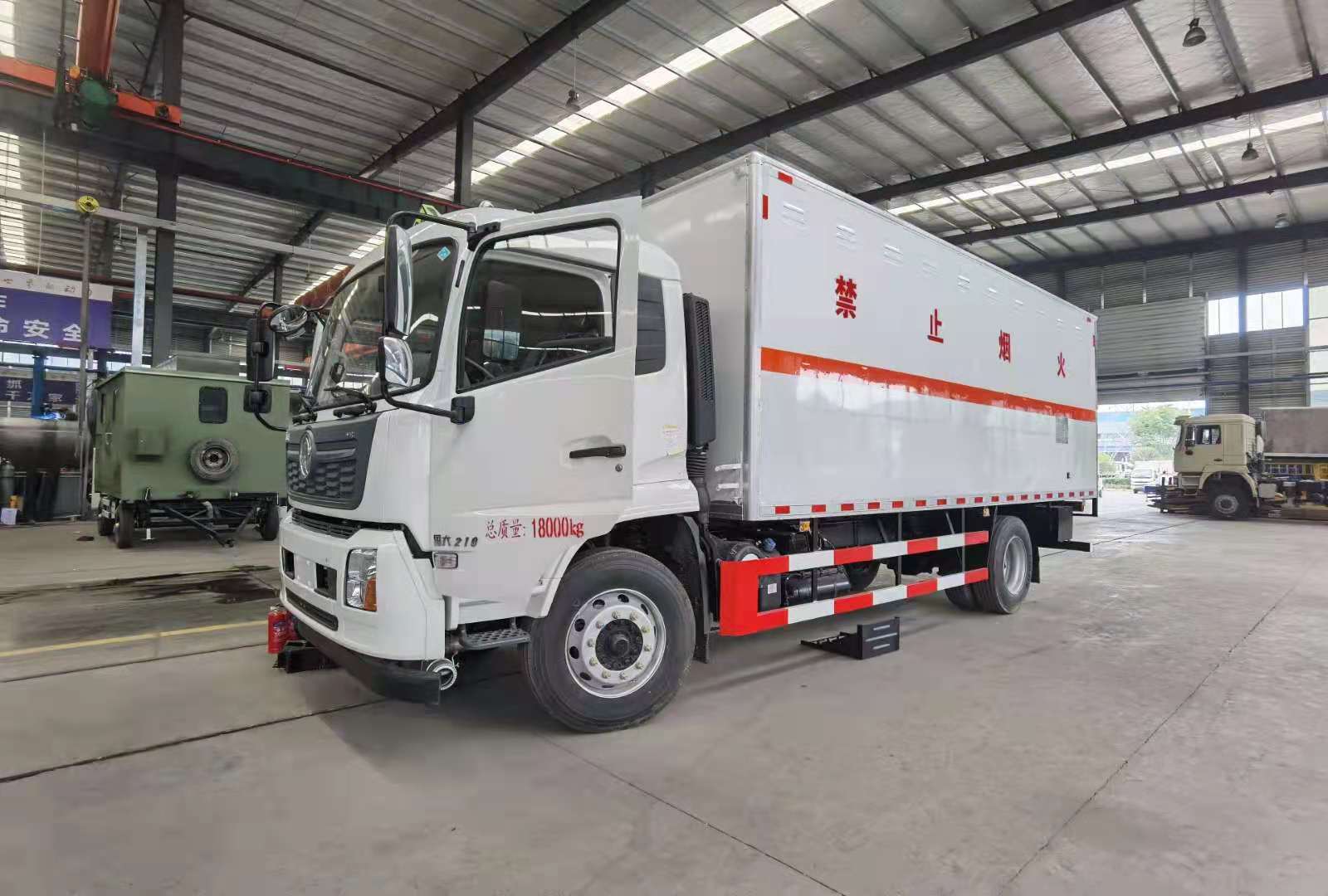 东风天锦装三层液化气瓶运输车