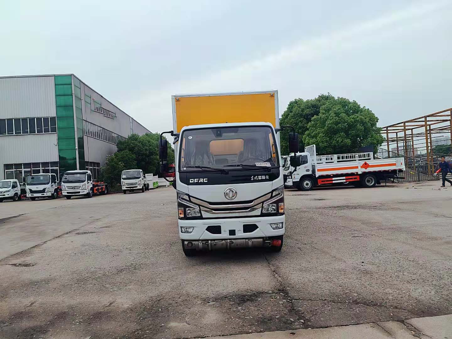 马力升级，东风多利卡国六全柴136马力危险品车
