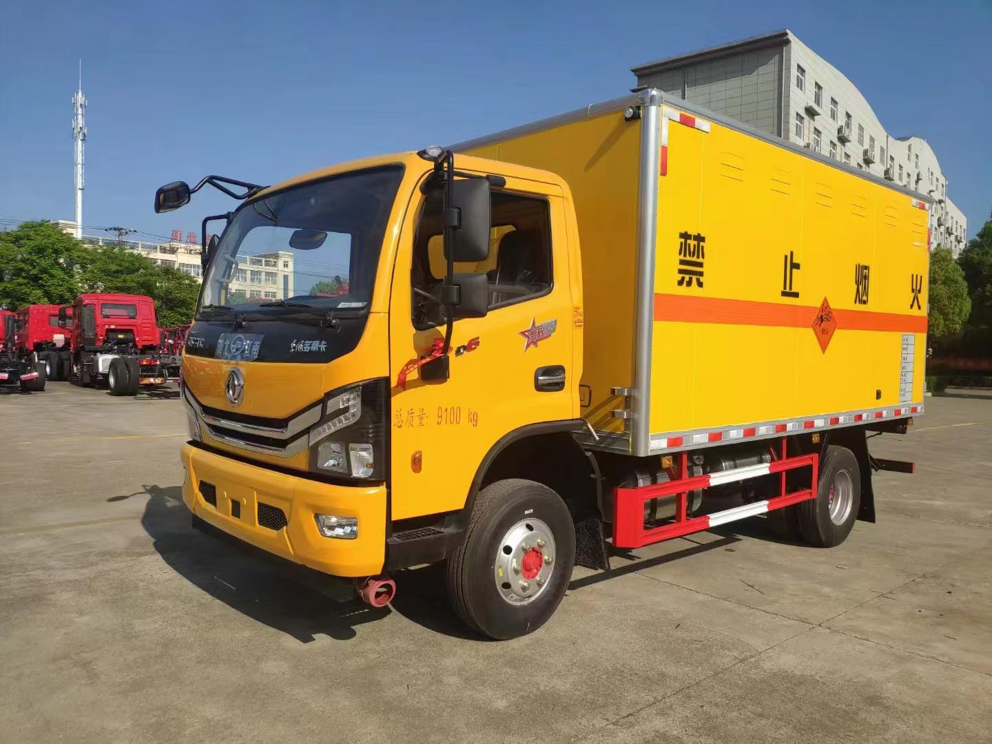 东风大多利卡7吨黄色国六危险品车