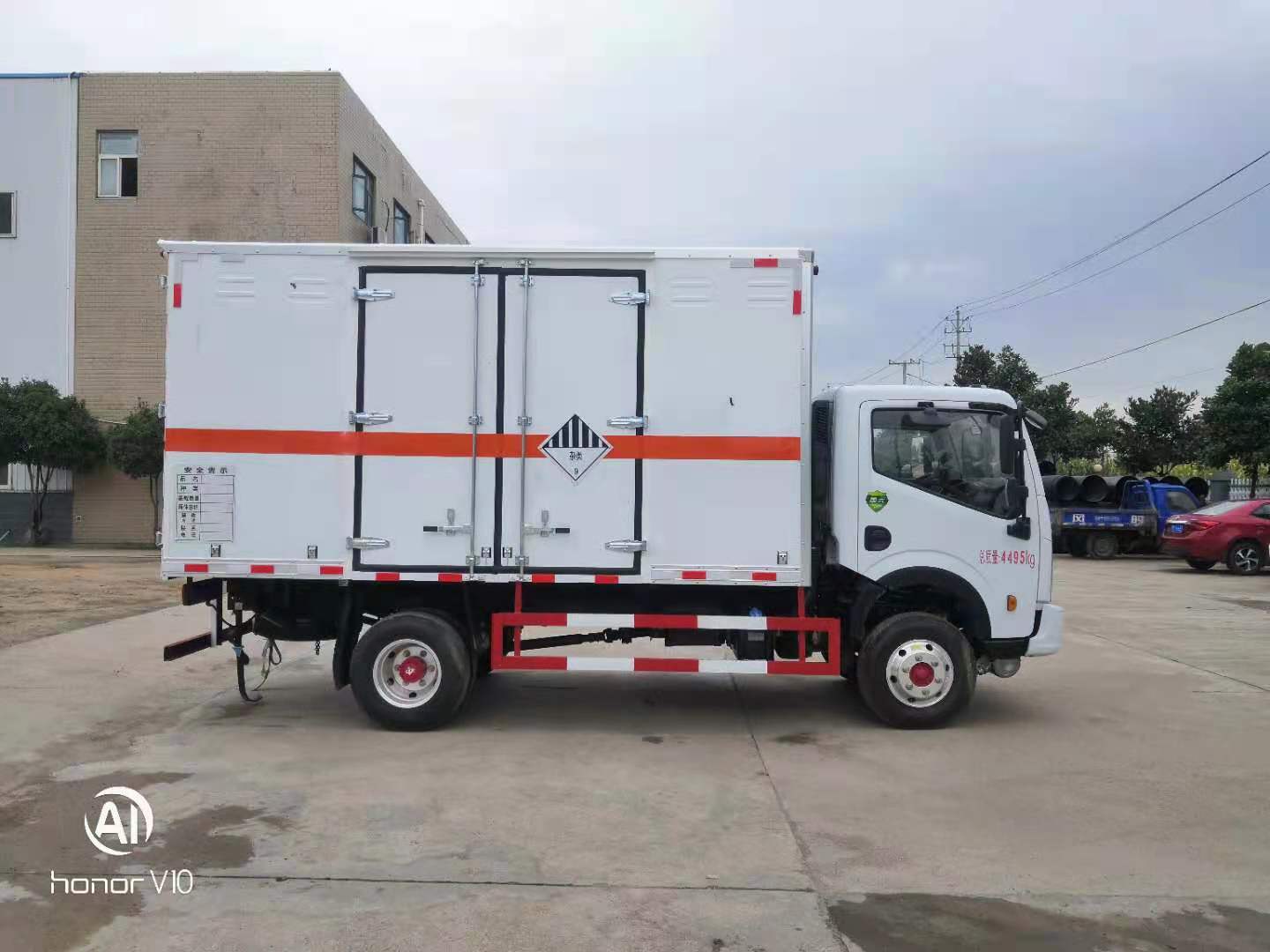 东风多利卡蓝牌136马力国六爆破器材运输车