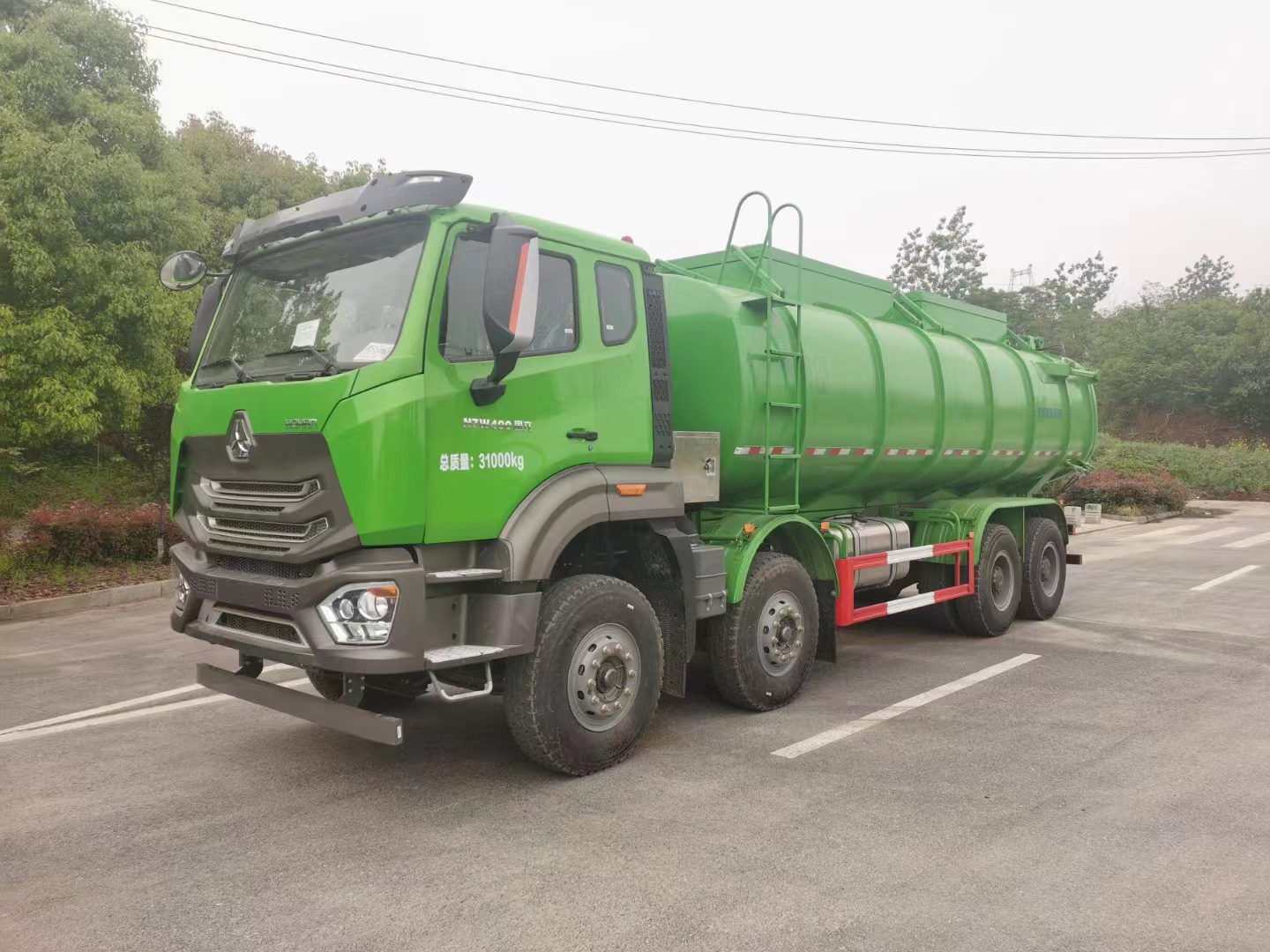 重汽豪瀚四轴废污泥油泥运输车