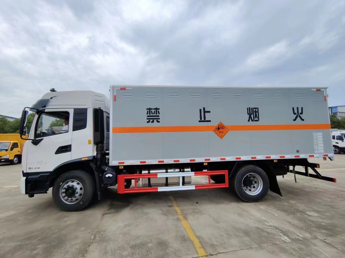 东风天锦KR高顶双卧危险品车