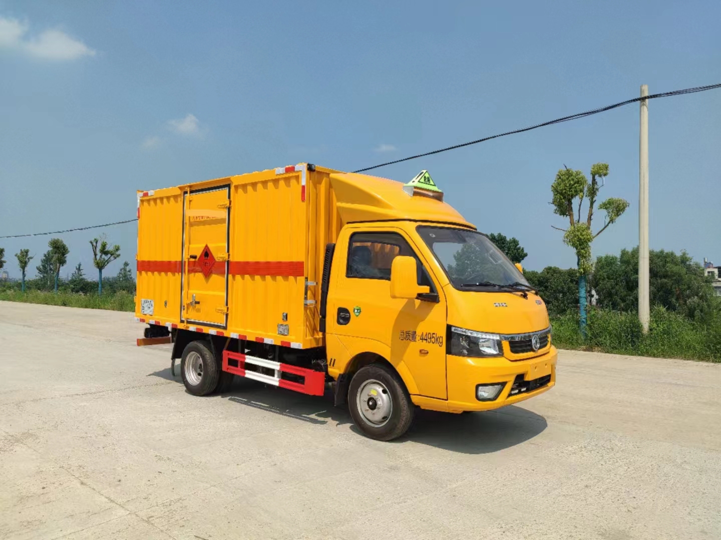 东风途逸黄色瓦楞板危险品车