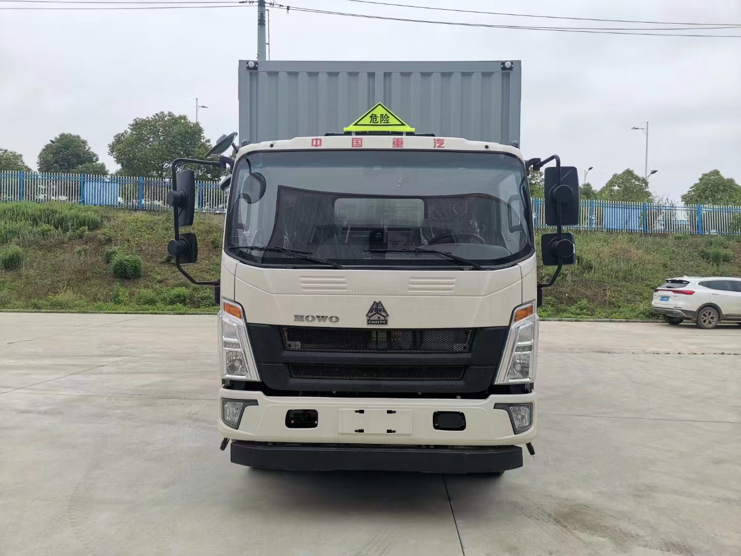 重汽豪沃5米5国六爆破器材运输车
