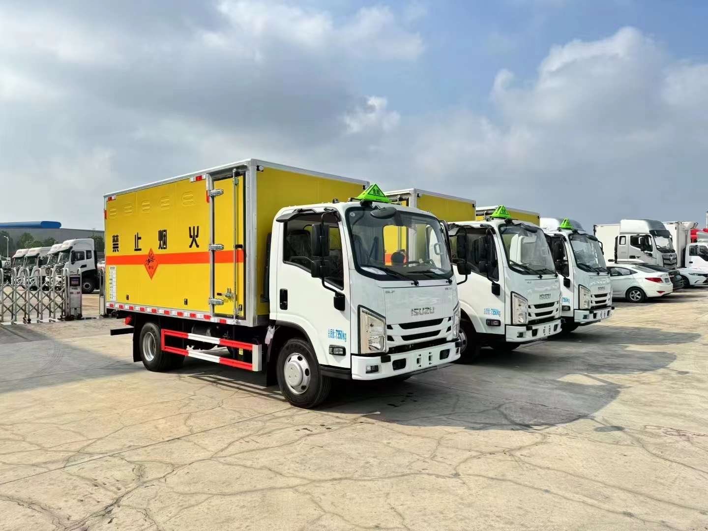 温州李总批量订购黄牌五十铃爆破器材运输车