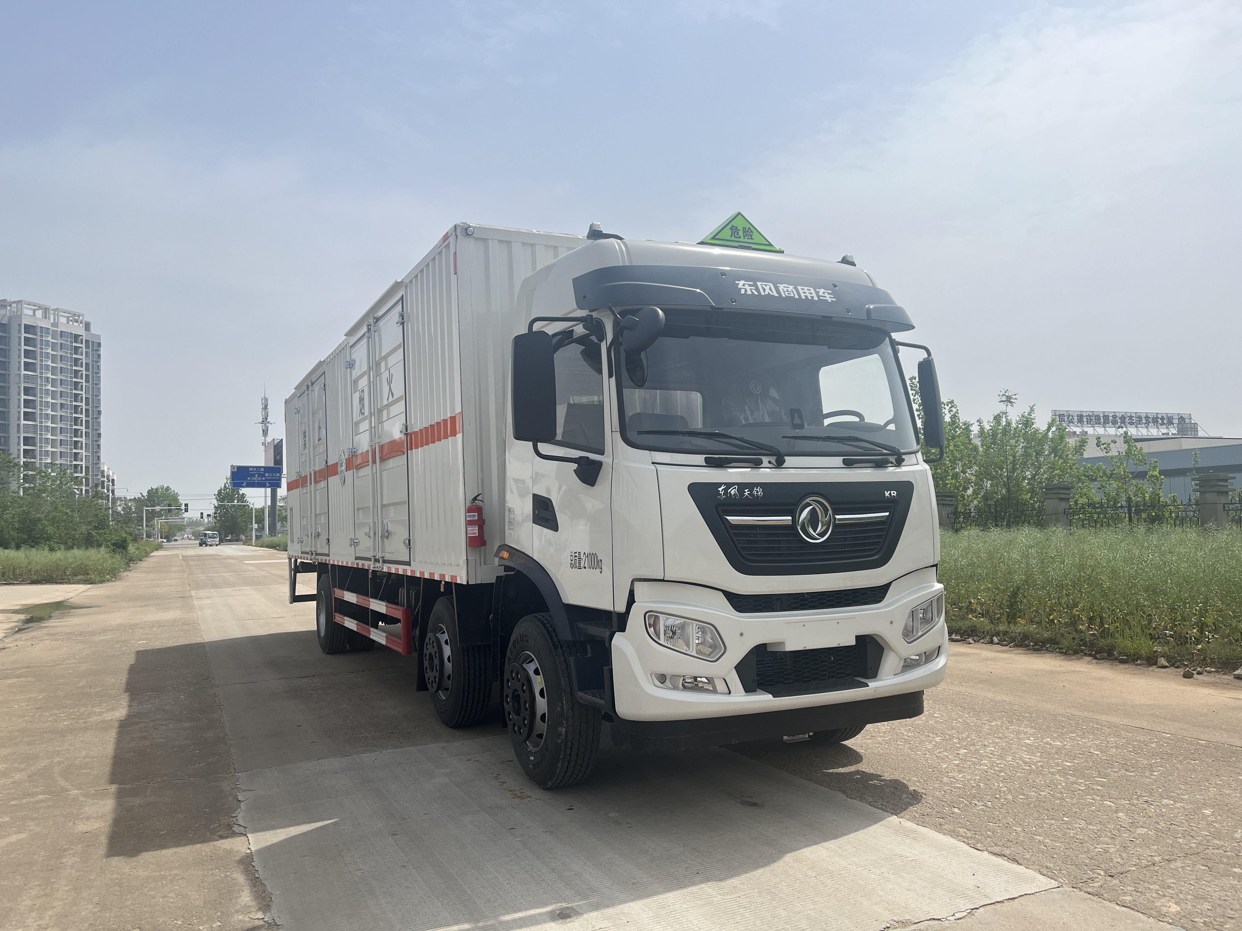 东风天锦三轴国六毒性气体厢式运输车