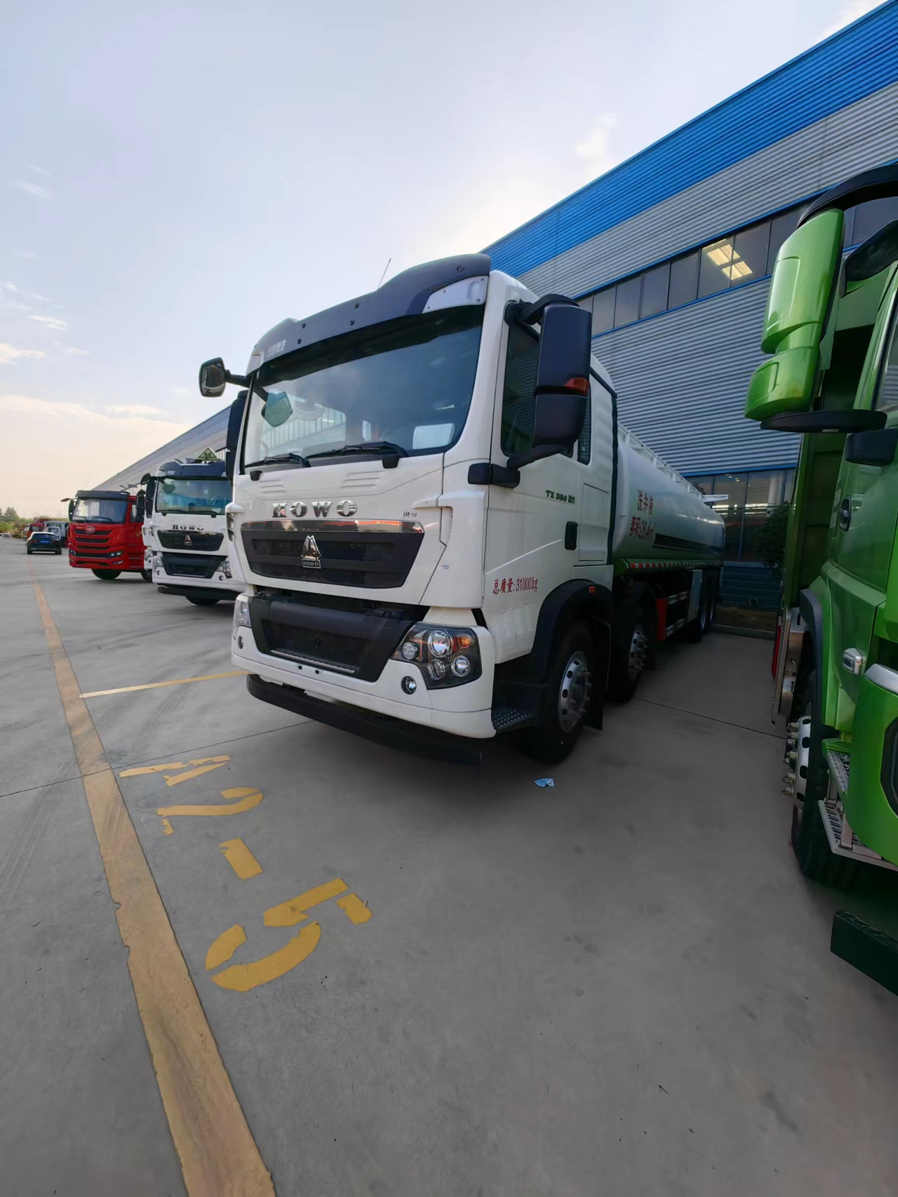 重汽豪沃前四后八26.4方供液车