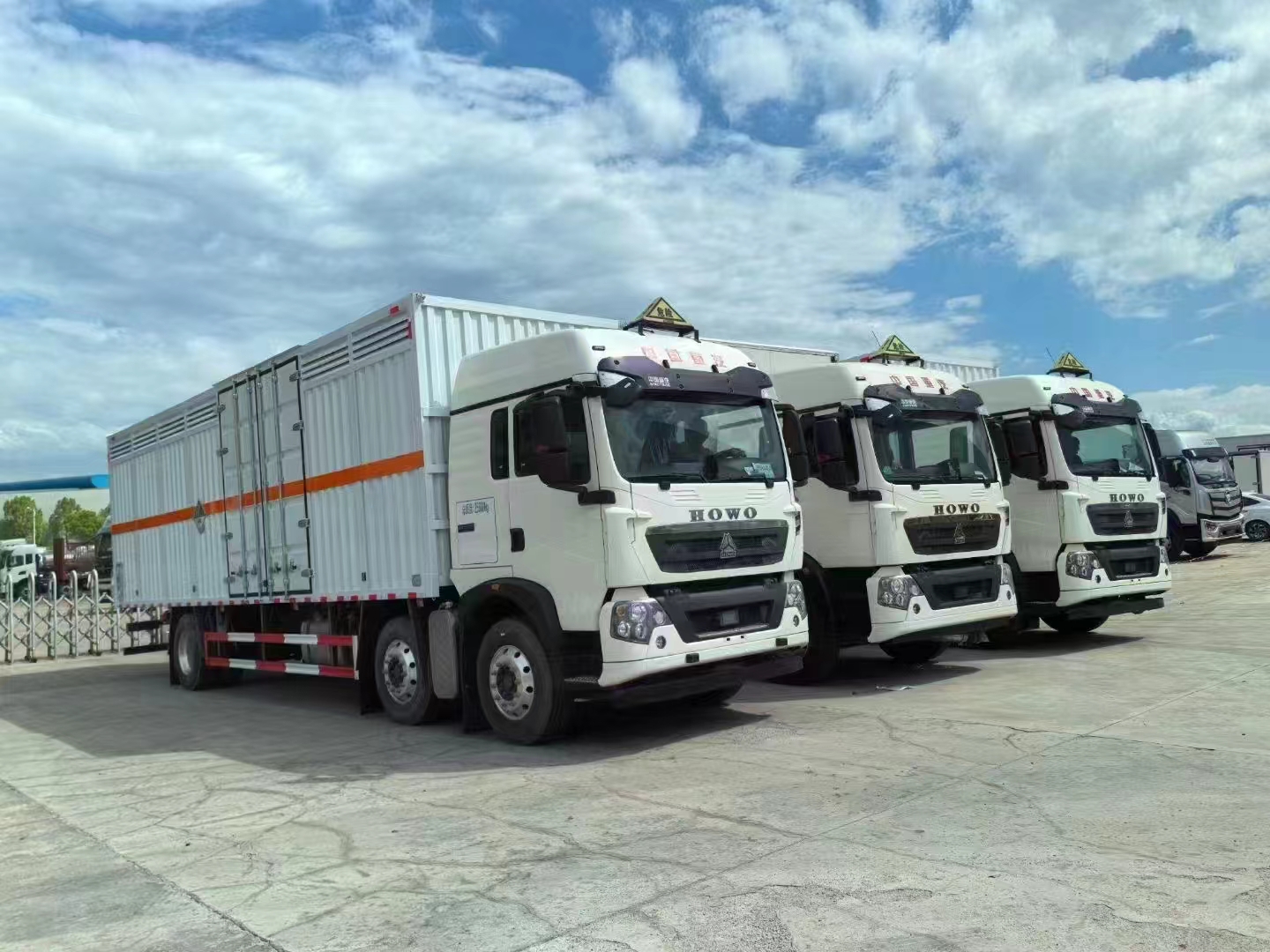 重汽三轴国六杂项瓦楞板危险品车