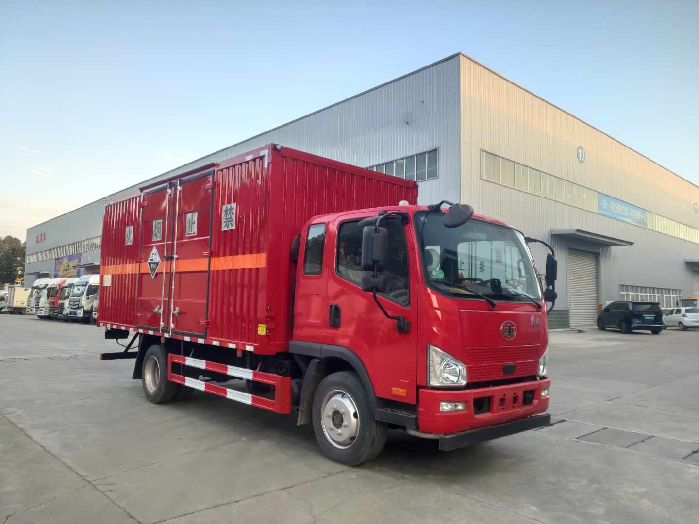 解放J6F国六4米8排半腐蚀品车