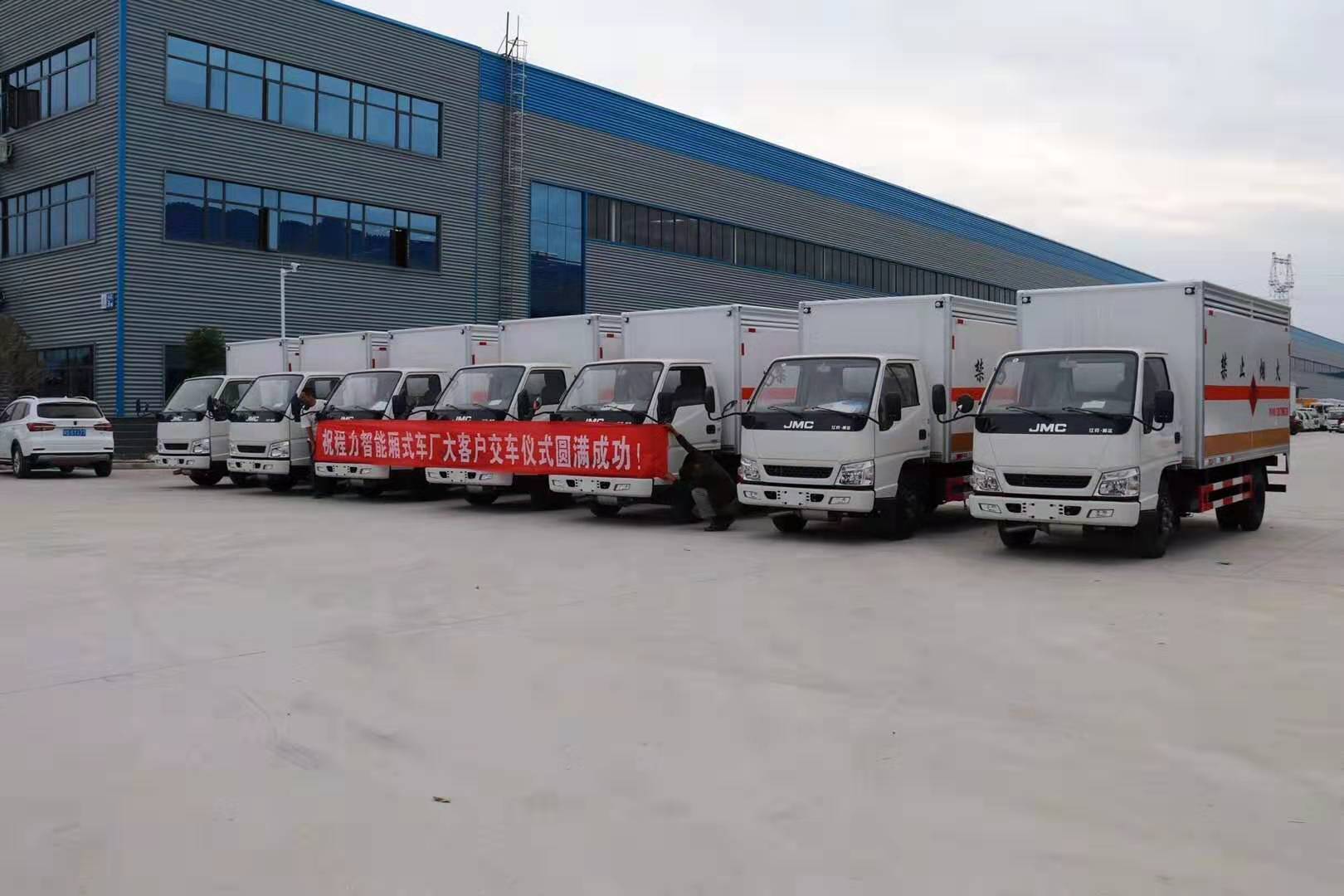 青海韩总订购7台江铃气体厢式危险品车发车