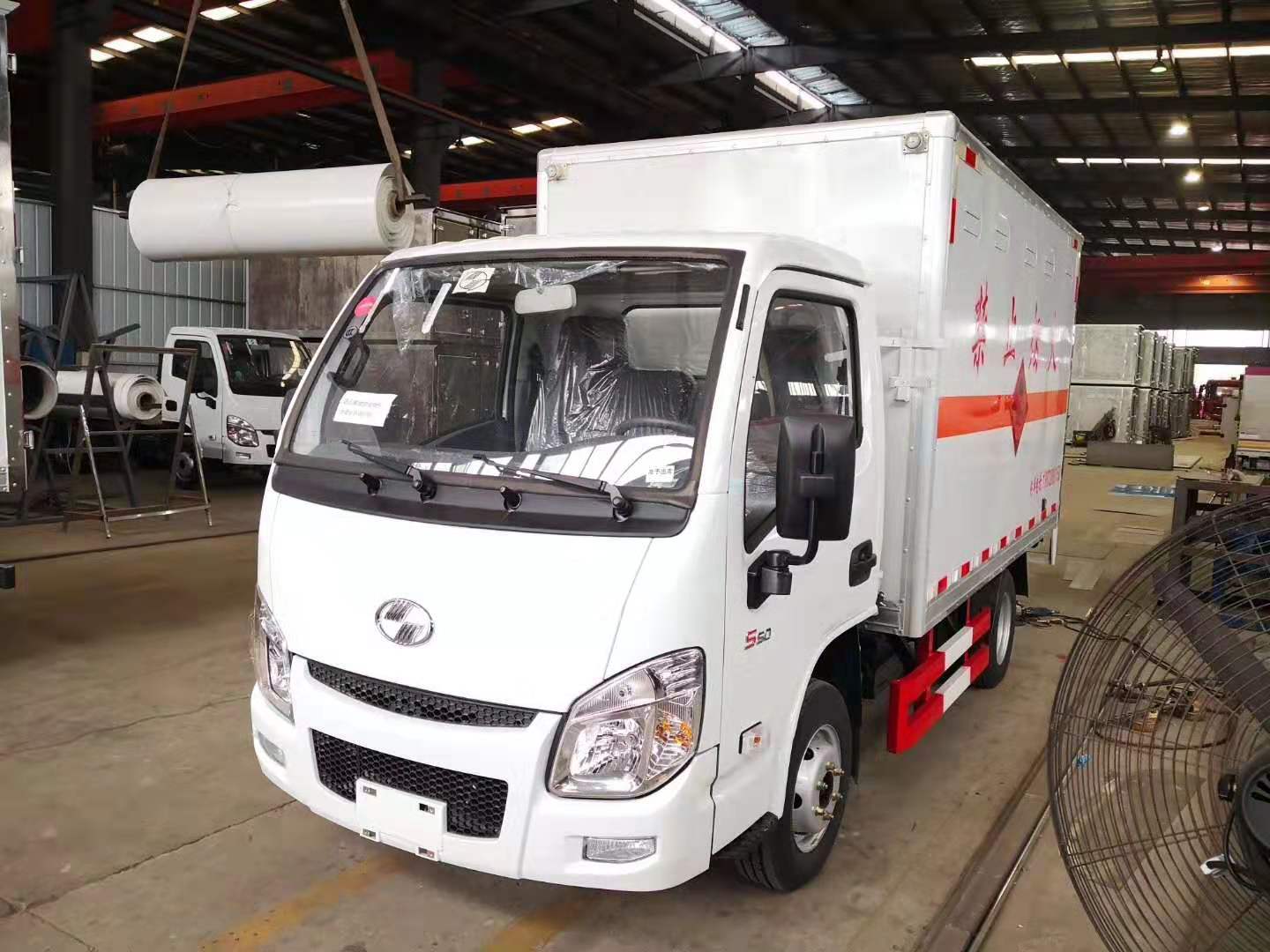 青海马总自提跃进柴油易燃气体厢式运输车