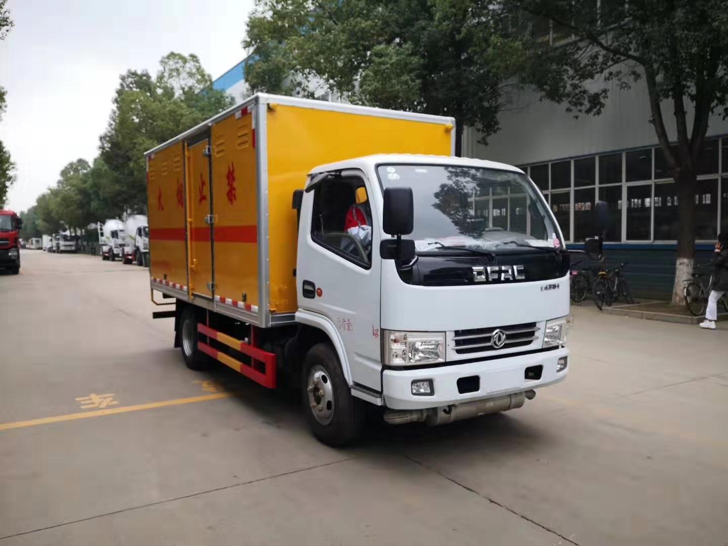 甘肃王总订购的东风小多利卡黄牌爆破器材车发车