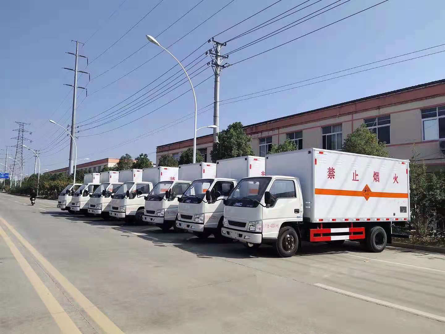 广西王总批量订购7台江铃顺达易燃气体厢式运输车发车