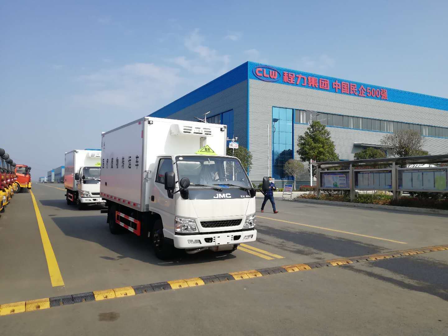 天津刘总订购两台江铃医疗废物转运车发车