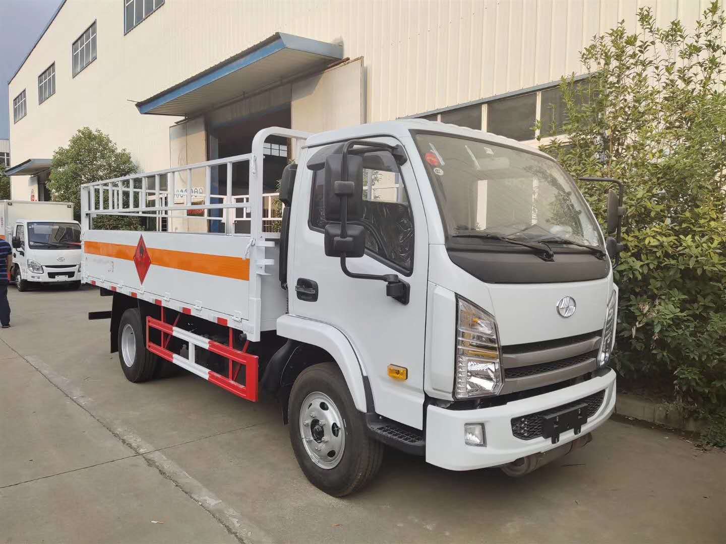 额载1.7吨蓝牌气瓶车推荐——跃进X100气瓶运输车