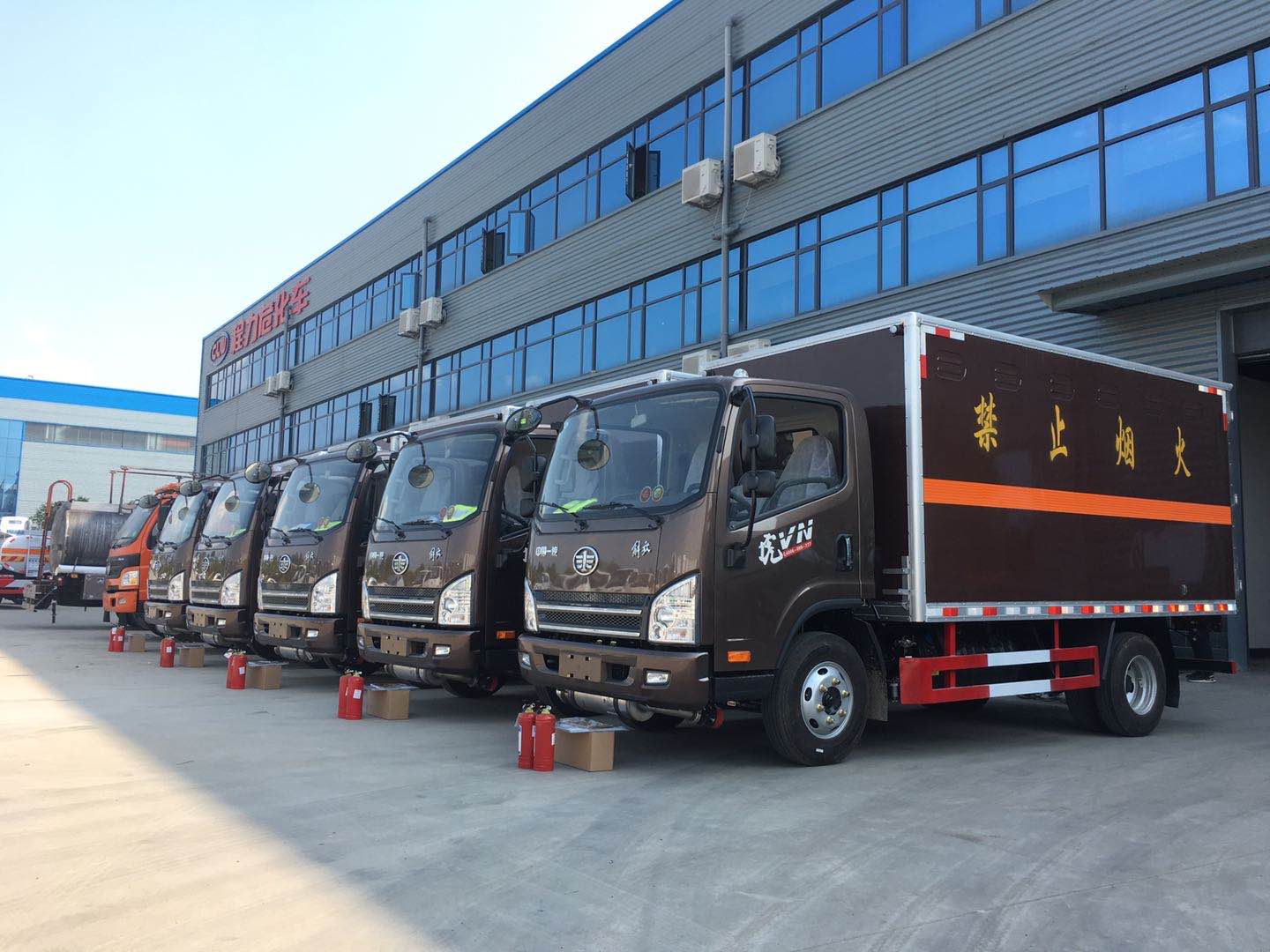 辽宁陈总订购5台解放咖啡色蓝牌危险品车发车