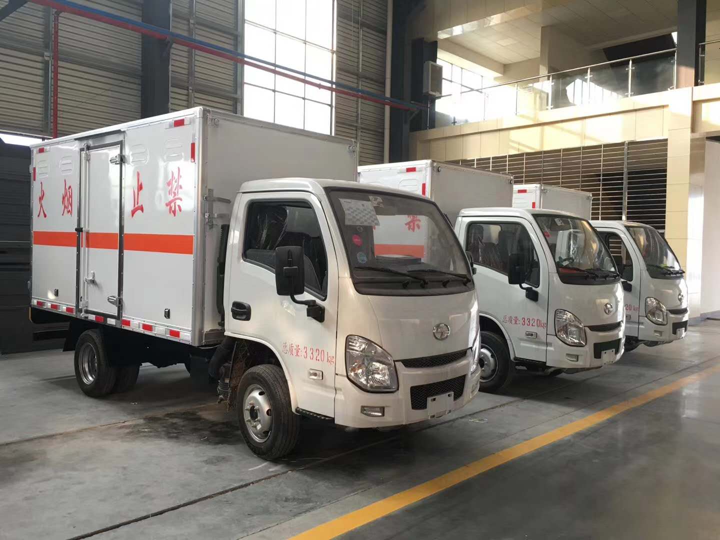 河南许总订购的三台跃进易燃液体厢式运输车发车