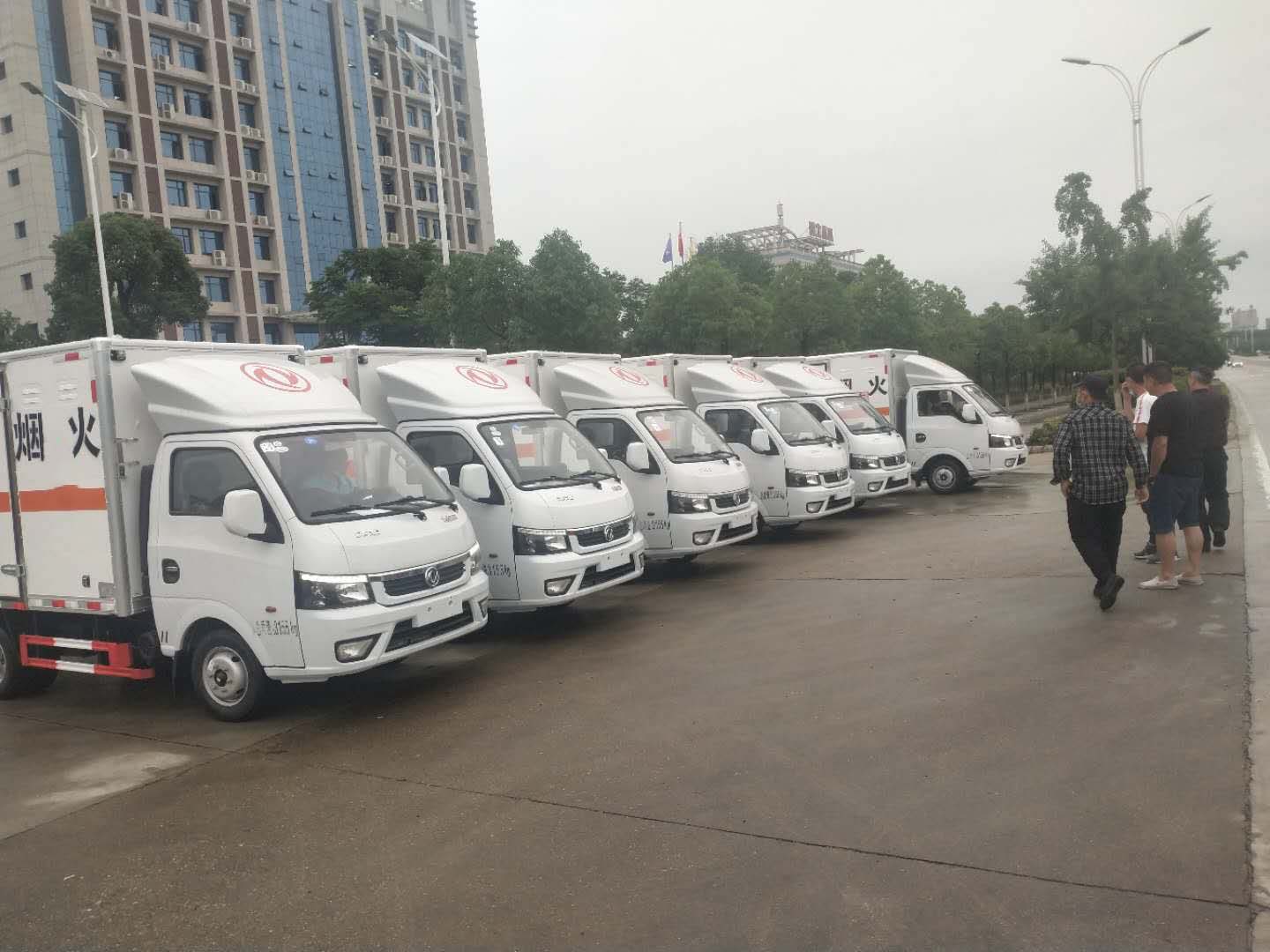 安徽滁州孙总订购的六台东风途逸国六危险品车发车