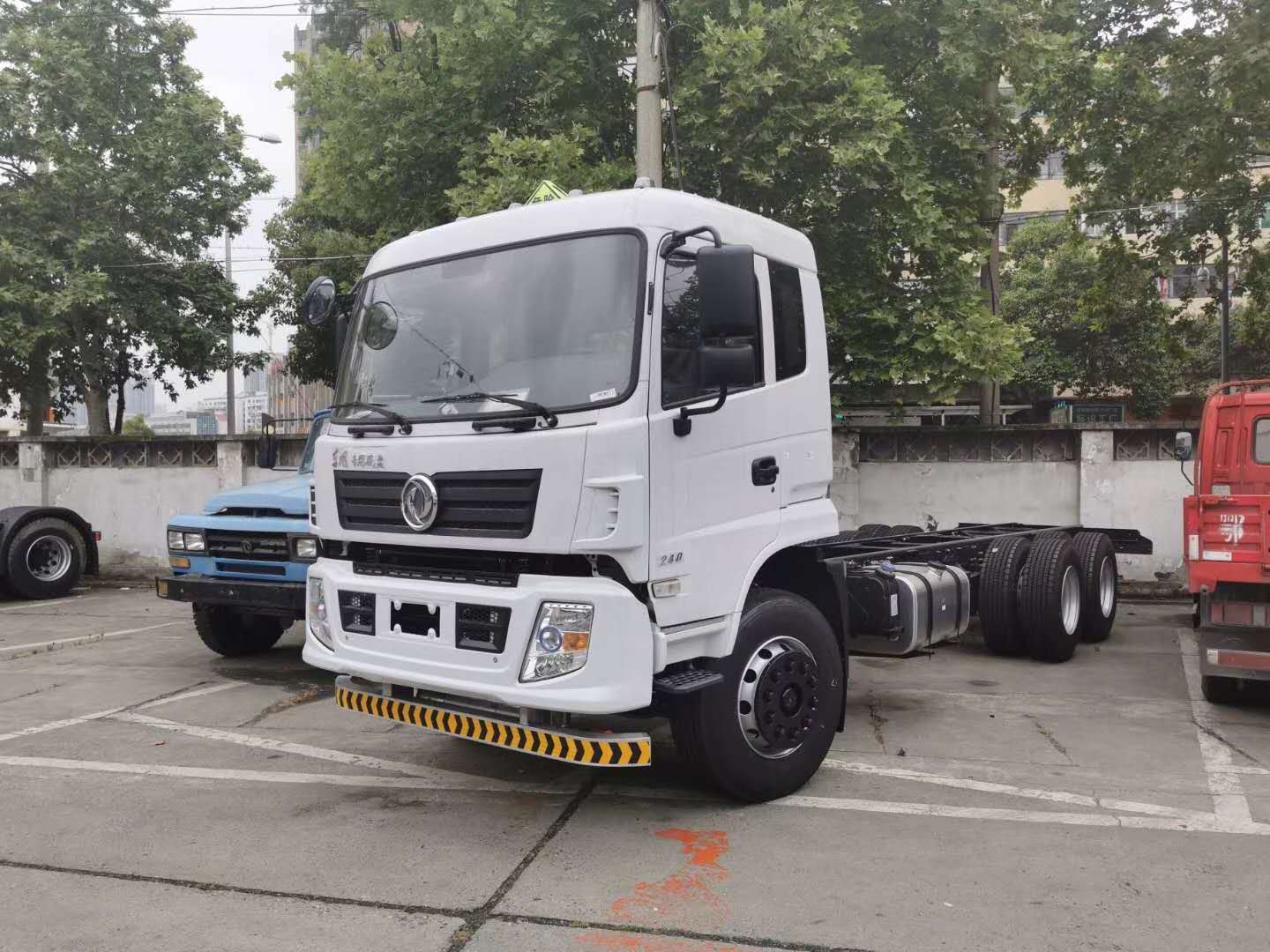 符合新规的东风专底危险品车底盘下线
