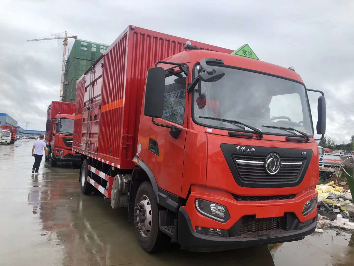 天锦张总订购两台东风天锦KR危险品车发车