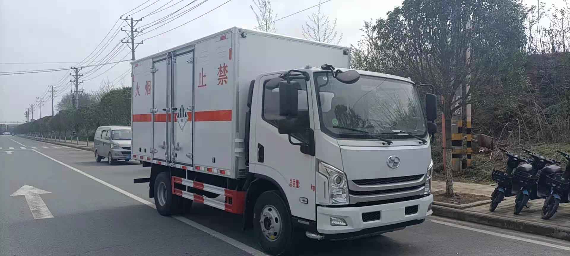 跃进C500宽体危险品车