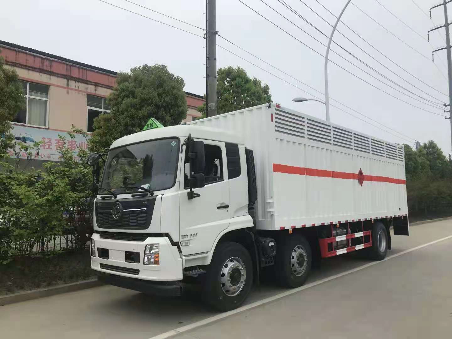 东风天锦三轴国六带液压尾板危险品车