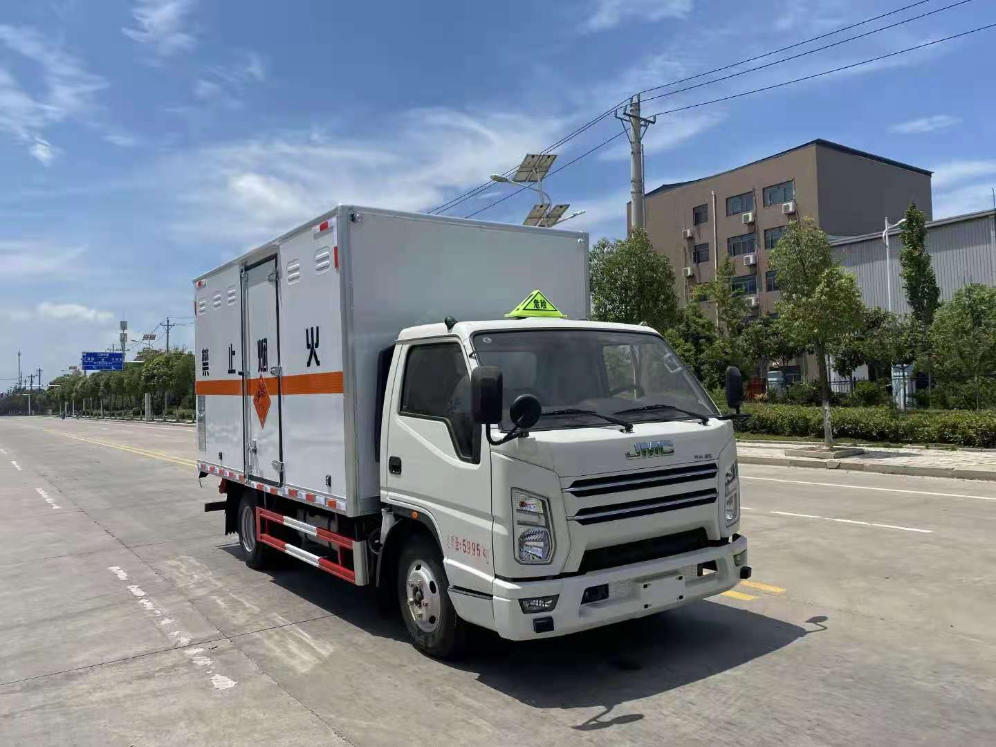 江铃国六宽体危险品车