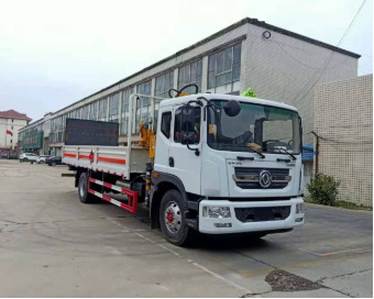 新款车型推荐——东风D9国六带吊气瓶车
