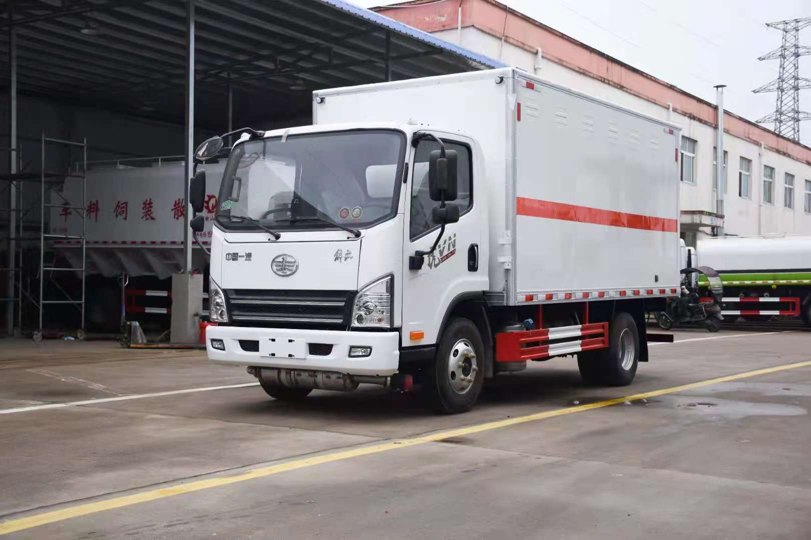 解放虎V国六危险品厢式车