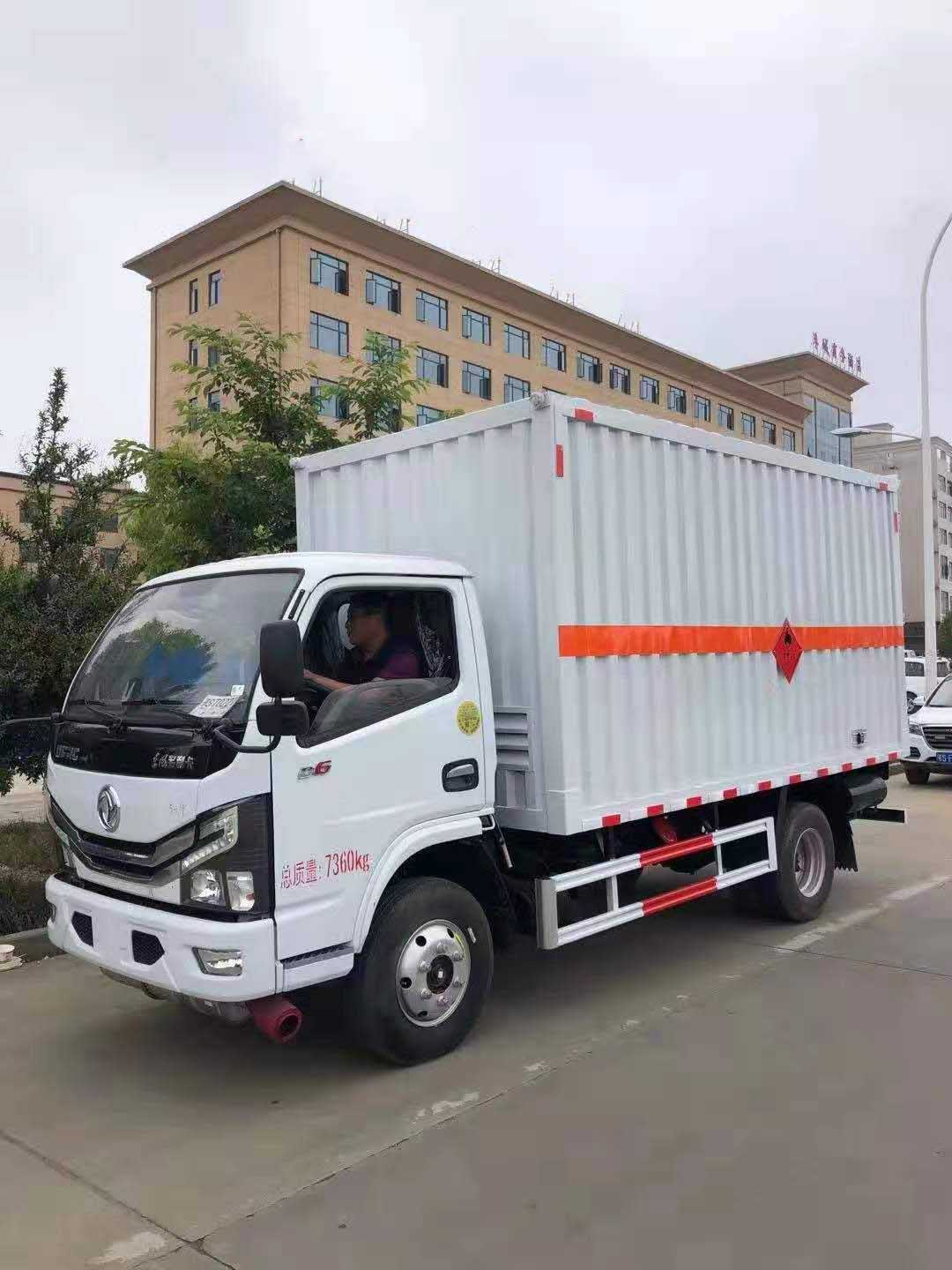 东风多利卡D6黄牌瓦楞板危险品车