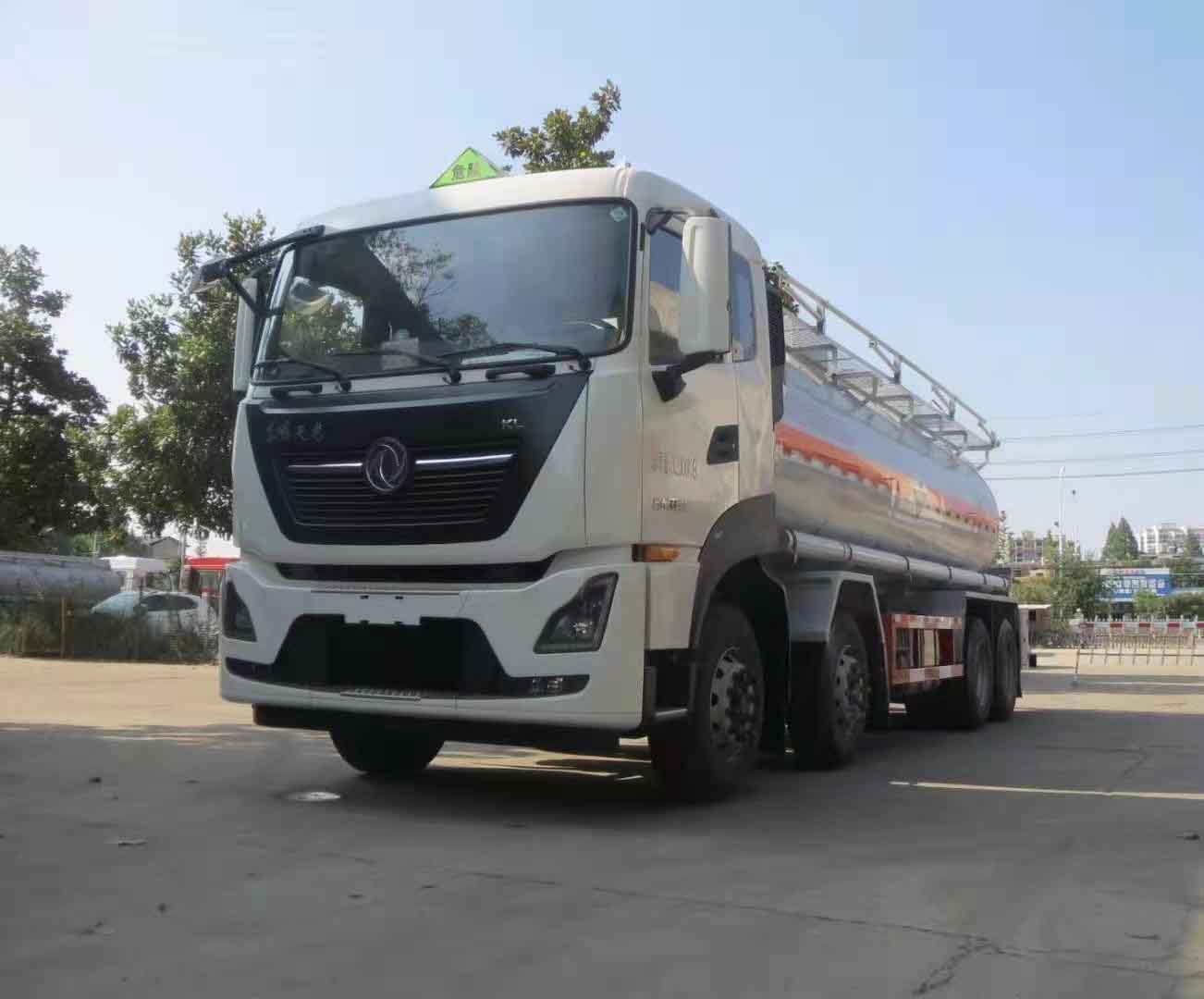 东风天龙国六前四后八腐蚀品罐式车