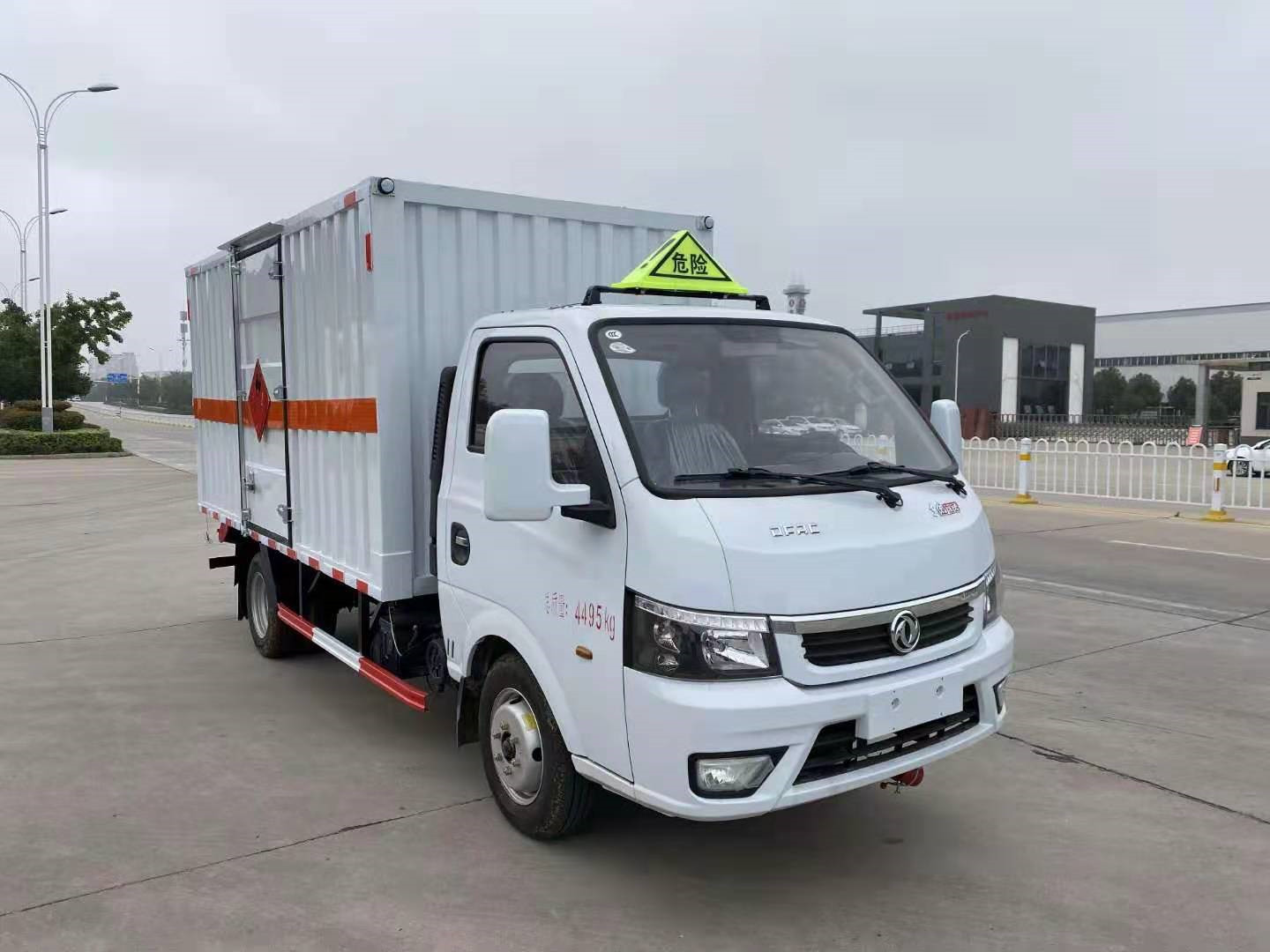 东风途逸瓦楞板3米8杂项危险品厢式运输车