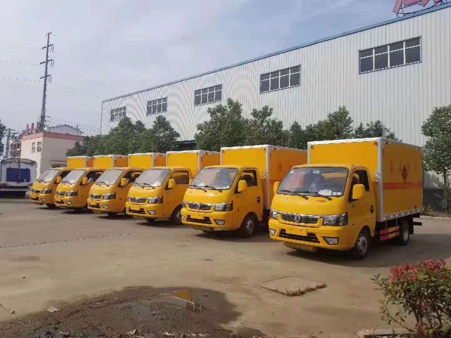 5台东风途逸黄色危险品车发车