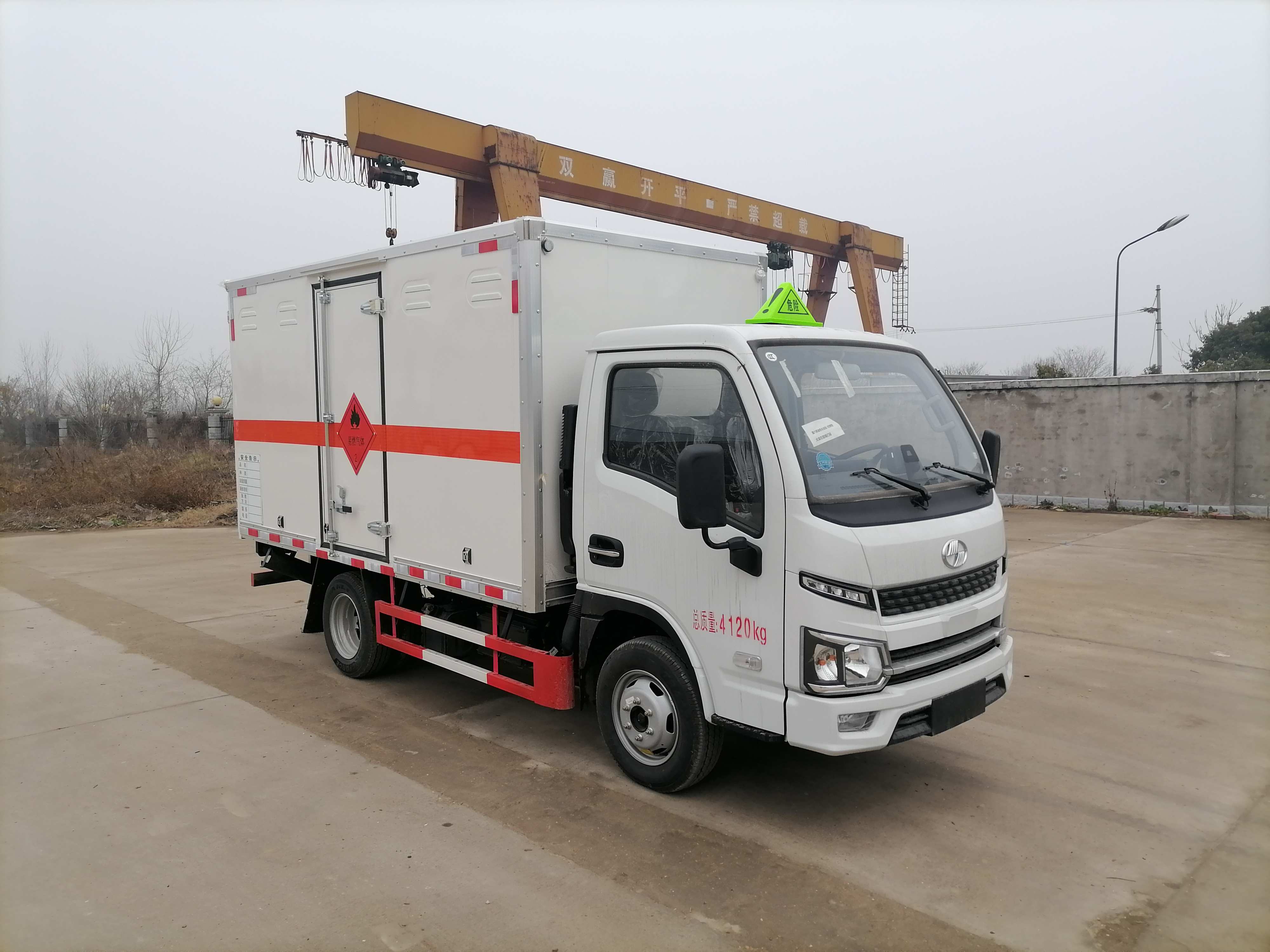 跃进S80国六3米4爆破器材运输车